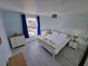 Sea views, big 2 Bed Flat close to beach & harbour